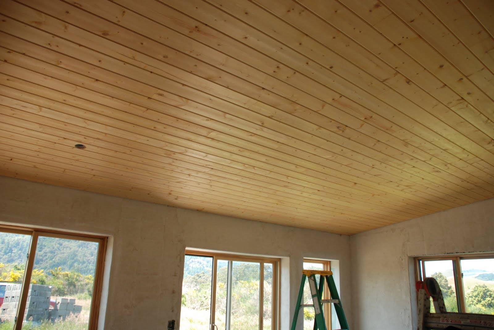 Как своими руками сделать потолок в деревянном доме?