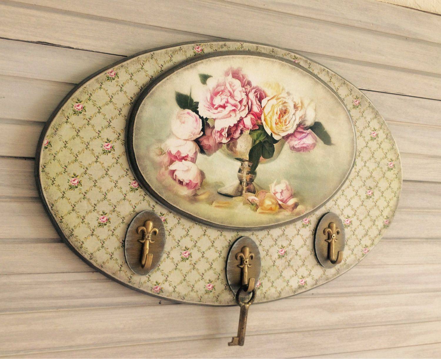 Изделия в стиле декупаж. Ключница декупаж. Декупаж. Декорация бутылок. Декупаж идеи.