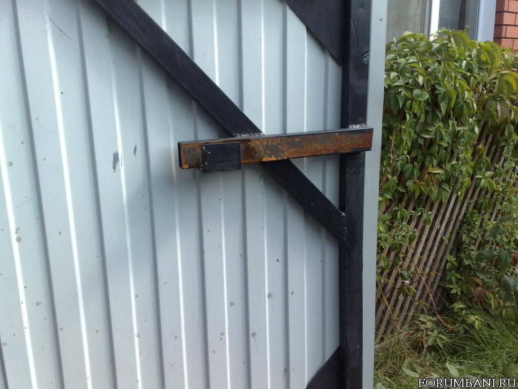 Запор для металлических и деревянных ворот: распашные и гаражные