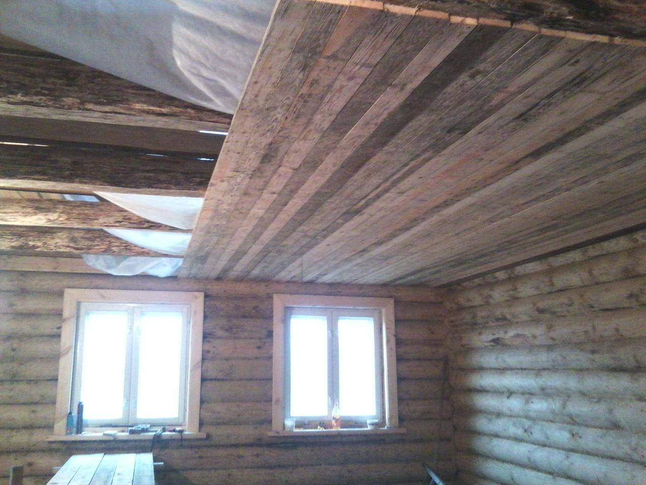 Как сделать черновой потолок по деревянным балкам?