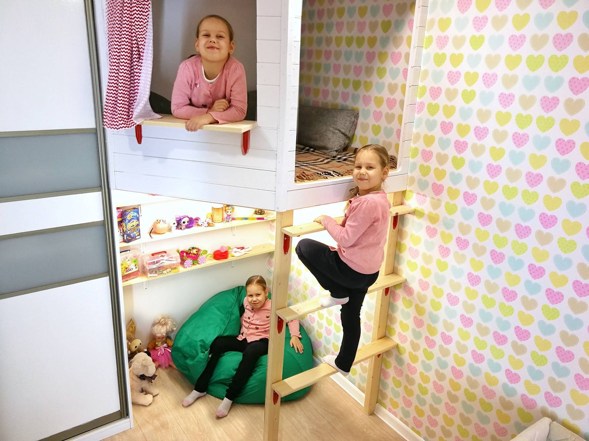 Включи видео как делать детям. Детский домик в квартиру. Детский домик двухэтажный. Домик для детей своими руками в квартире. Двухэтажный домик для детей в квартире.