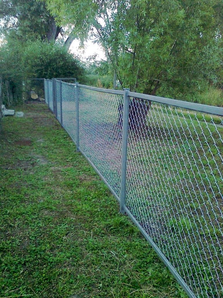 Как сделать забор из сетки рабицы — пошаговая инструкция!