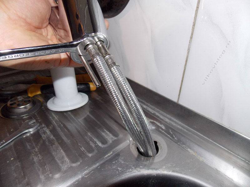 Как поменять смеситель на кухне: ремонтируем своими руками. как поменять кран на кухне – демонтируем старый и ставим новый крепление кухонного крана к мойке