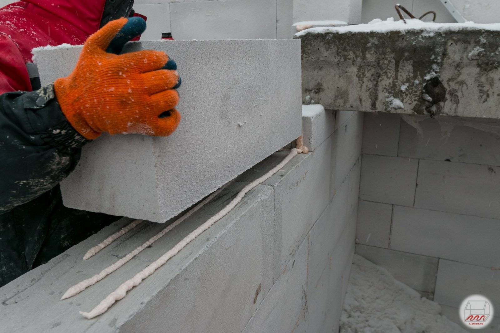 Технология кладки и утепления стен из бетонных и газобетонных блоков своими руками с видео