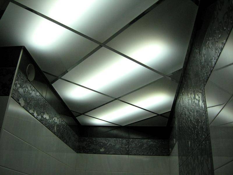 Освещение в спальне с натяжными потолками фото: с подсветкой, свет с точечными светильниками