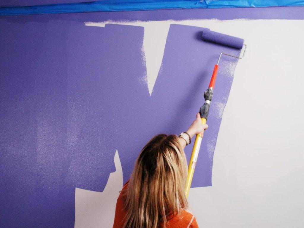 Покраска стен водоэмульсионной краской: особенности и правила