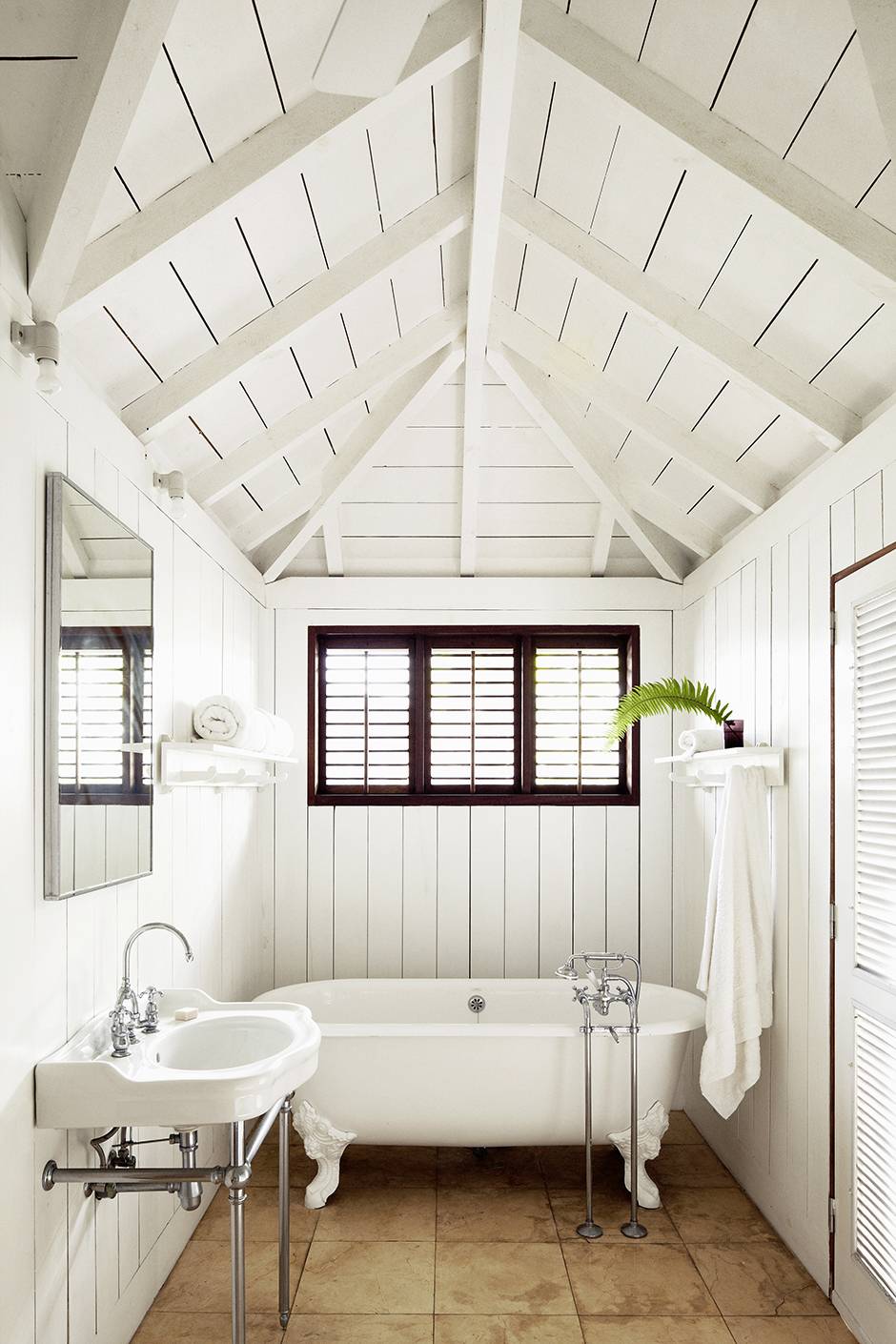 Можно ли установить в ванной комнате деревянный потолок?