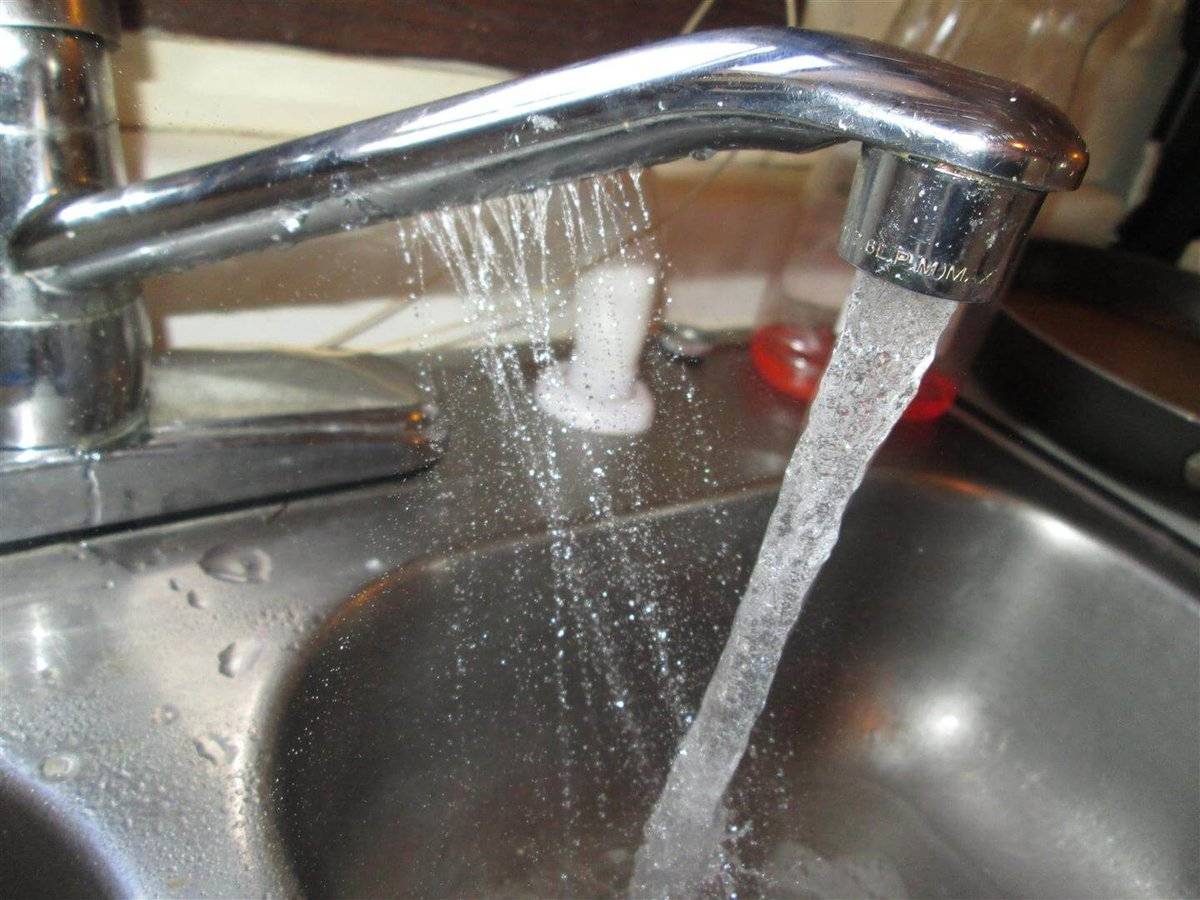 Течет кран в ванной – как починить смеситель и устранить протечку своими руками?
