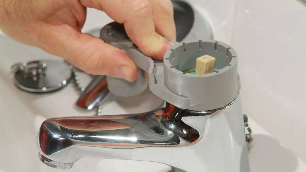 Как разобрать и отремонтировать однорычажный или двухвентильный смеситель