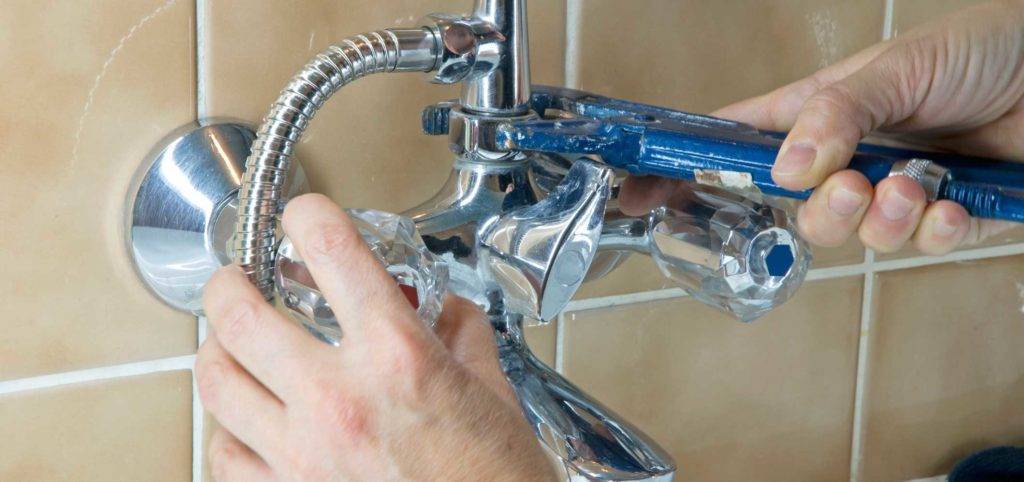 Течет гусак смесителя в ванной: как починить самостоятельно на кухне или в ванной
