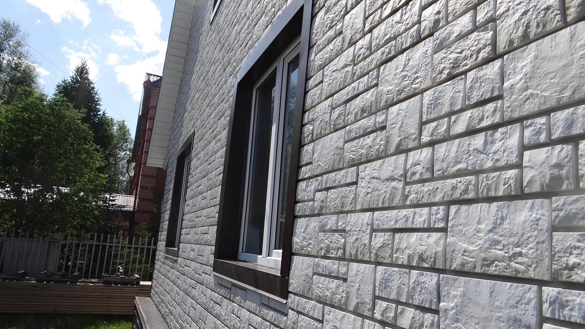 Облицовка фасада дома пластиковыми панелями под камень: техника монтажа
