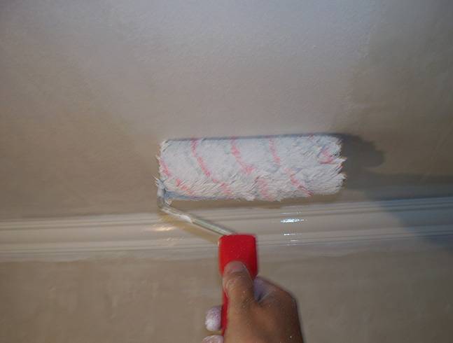 Как и чем покрасить потолочную плитку краской: водоэмульсионная, акриловая краска для потолочной плитки
