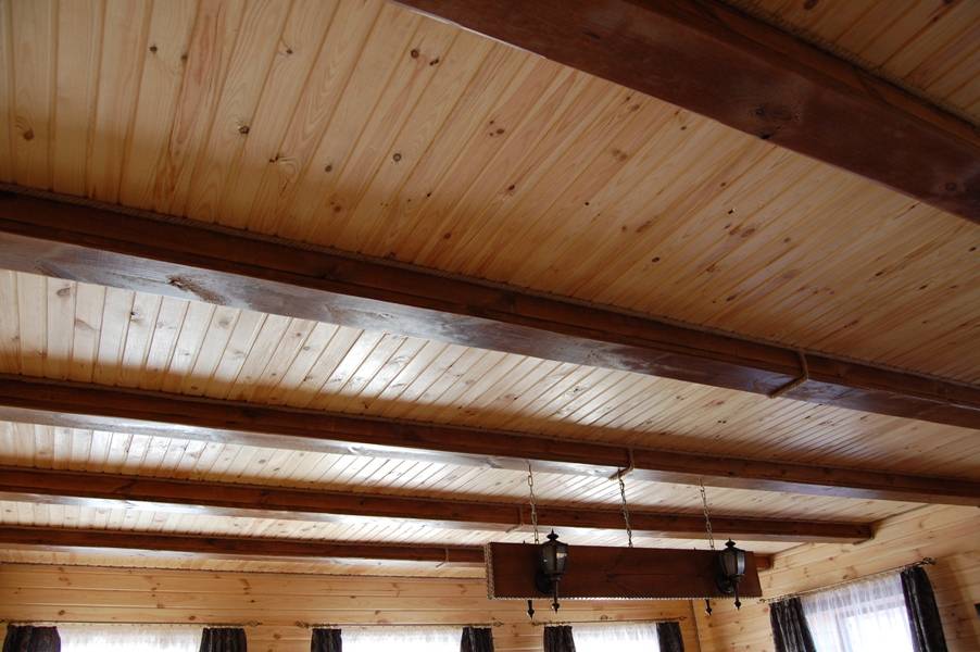Как сделать потолок в деревянном доме своими руками