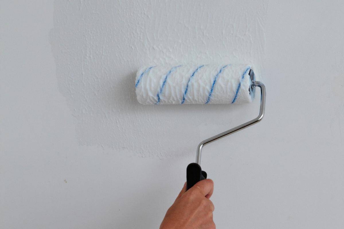 Как покрасить потолок водоэмульсионной краской? покраска без разводов, побелка своими руками, каким валиком лучше пользоваться