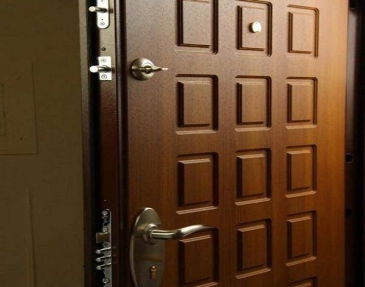 Какую входную дверь лучше поставить в частный дом: подробная информация