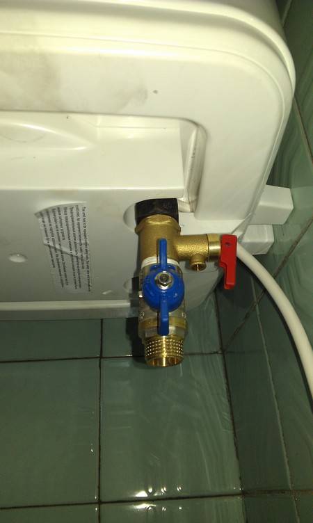 Нужен ли предохранительный клапан на водонагреватель?