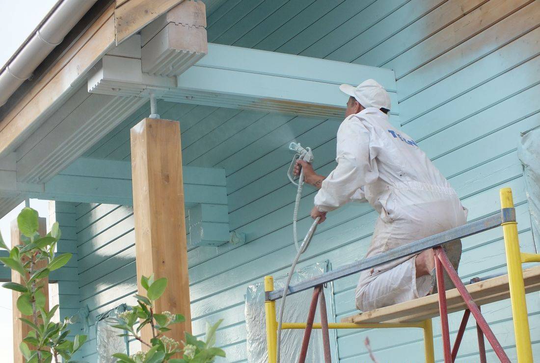 Чем покрасить деревянный дом снаружи - выбор краски