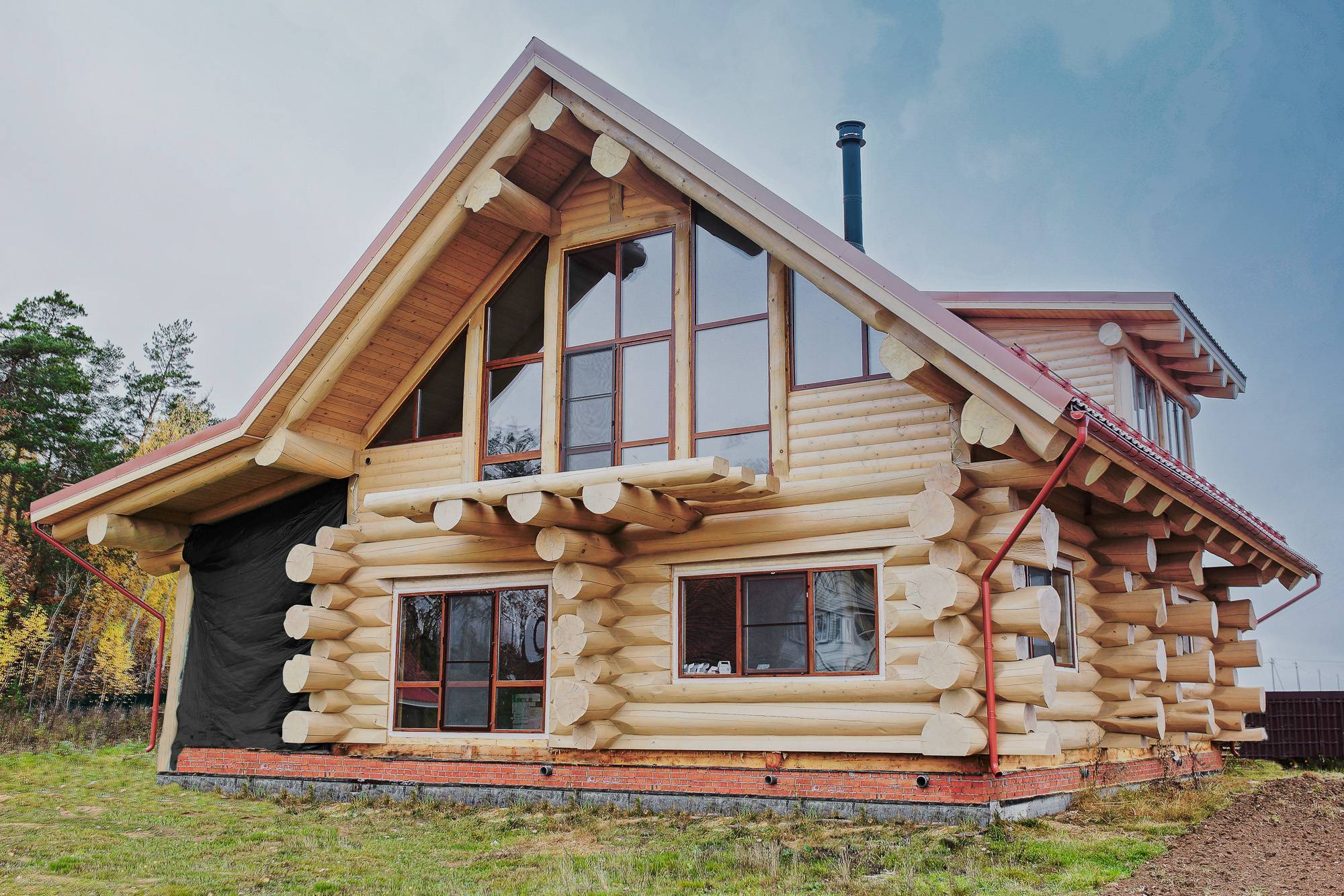 Сруб из кедра (21 фото): рубленные дома по канадской технологии, варианты из бревна большого диаметра