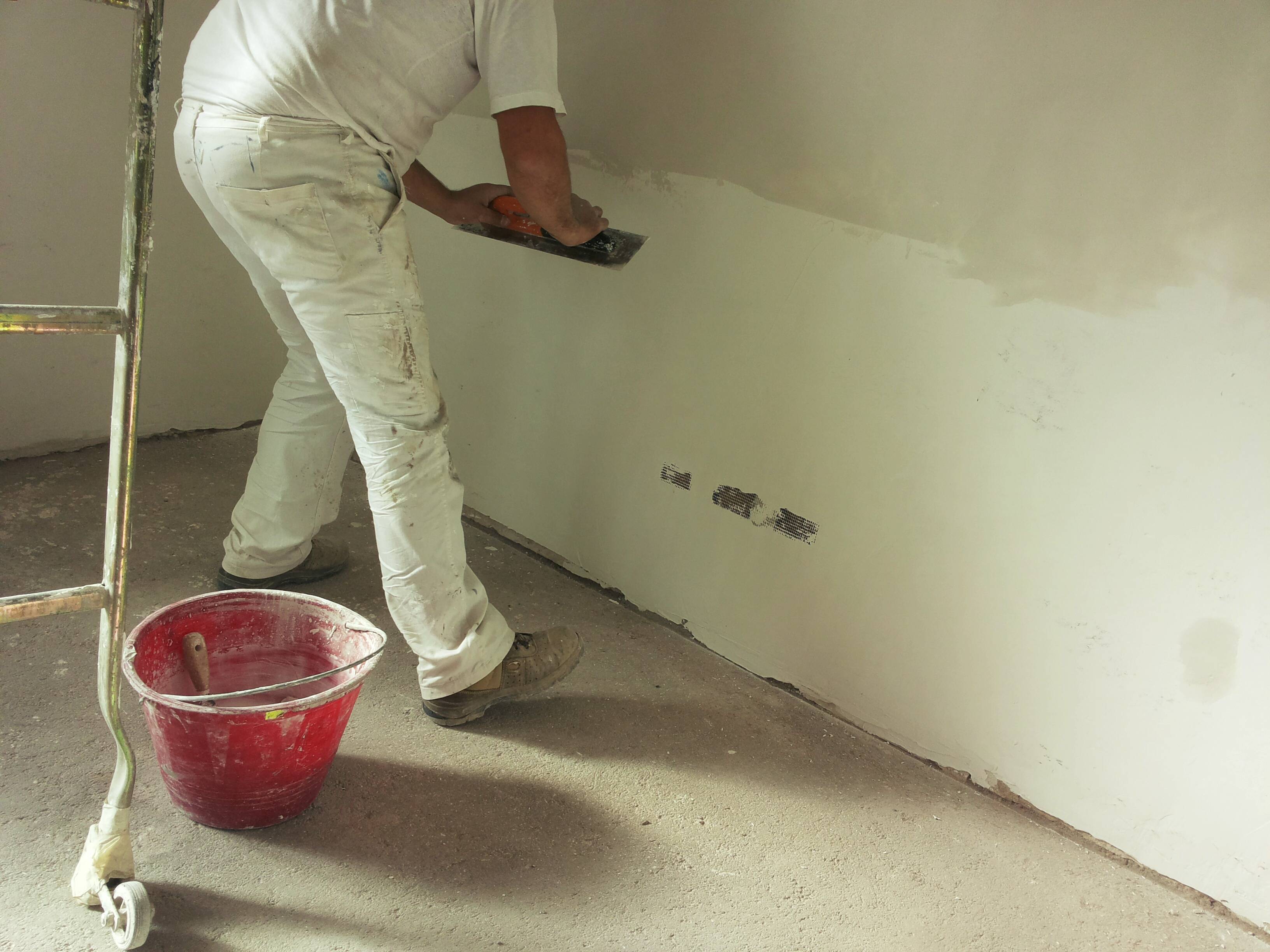 Как выровнять стены штукатуркой под покраску