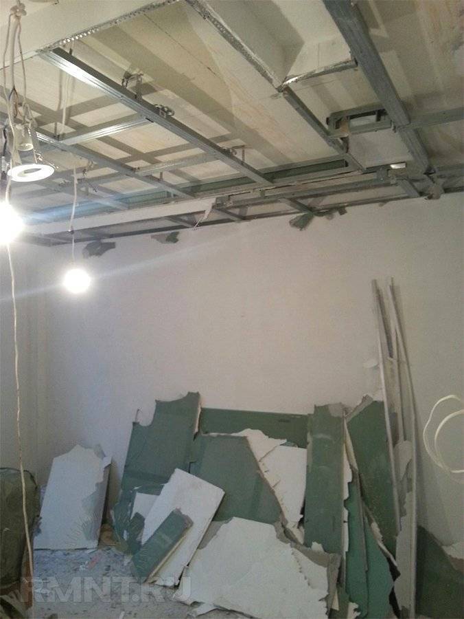 Как разобрать гипсокартонный потолок и стоимость демонтажа за м2