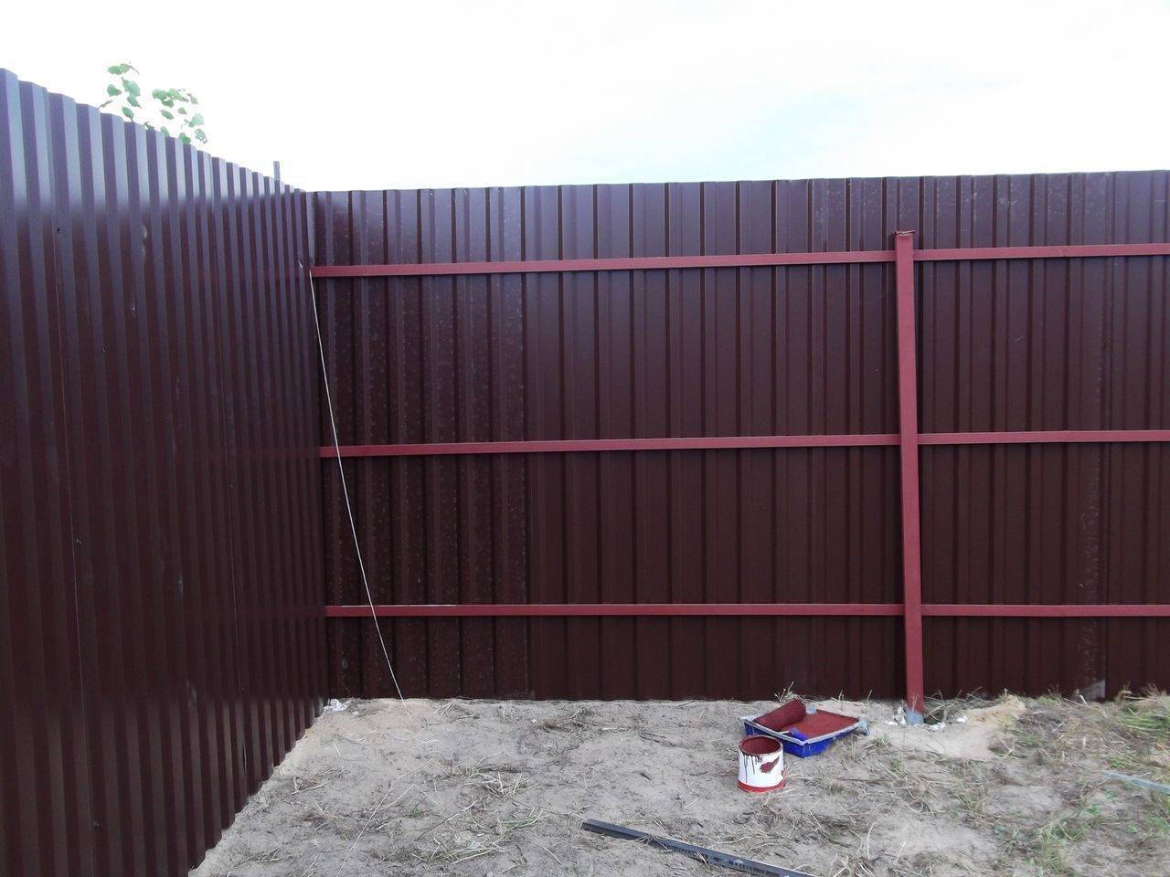 Забор своими руками из профнастила: пошаговое руководство по строительству + фото