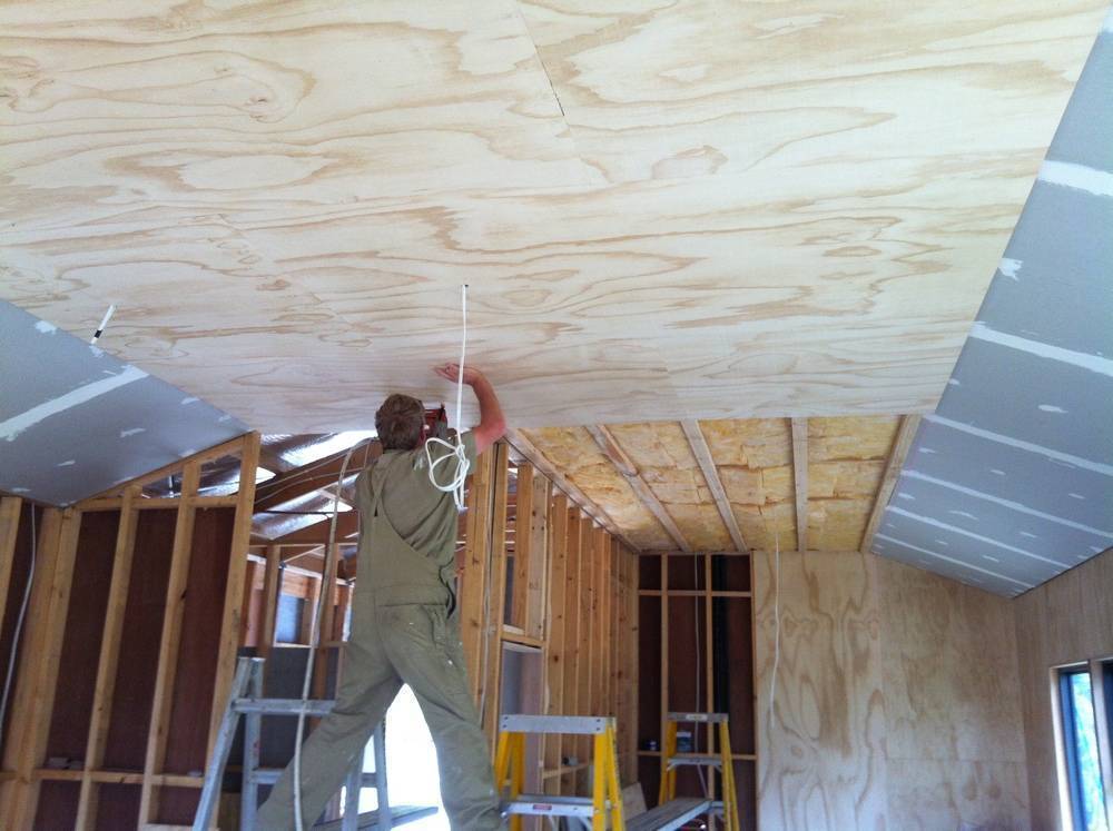 Как сделать потолок в деревянном доме правильно: видео-инструкция по монтажу своими руками и фото