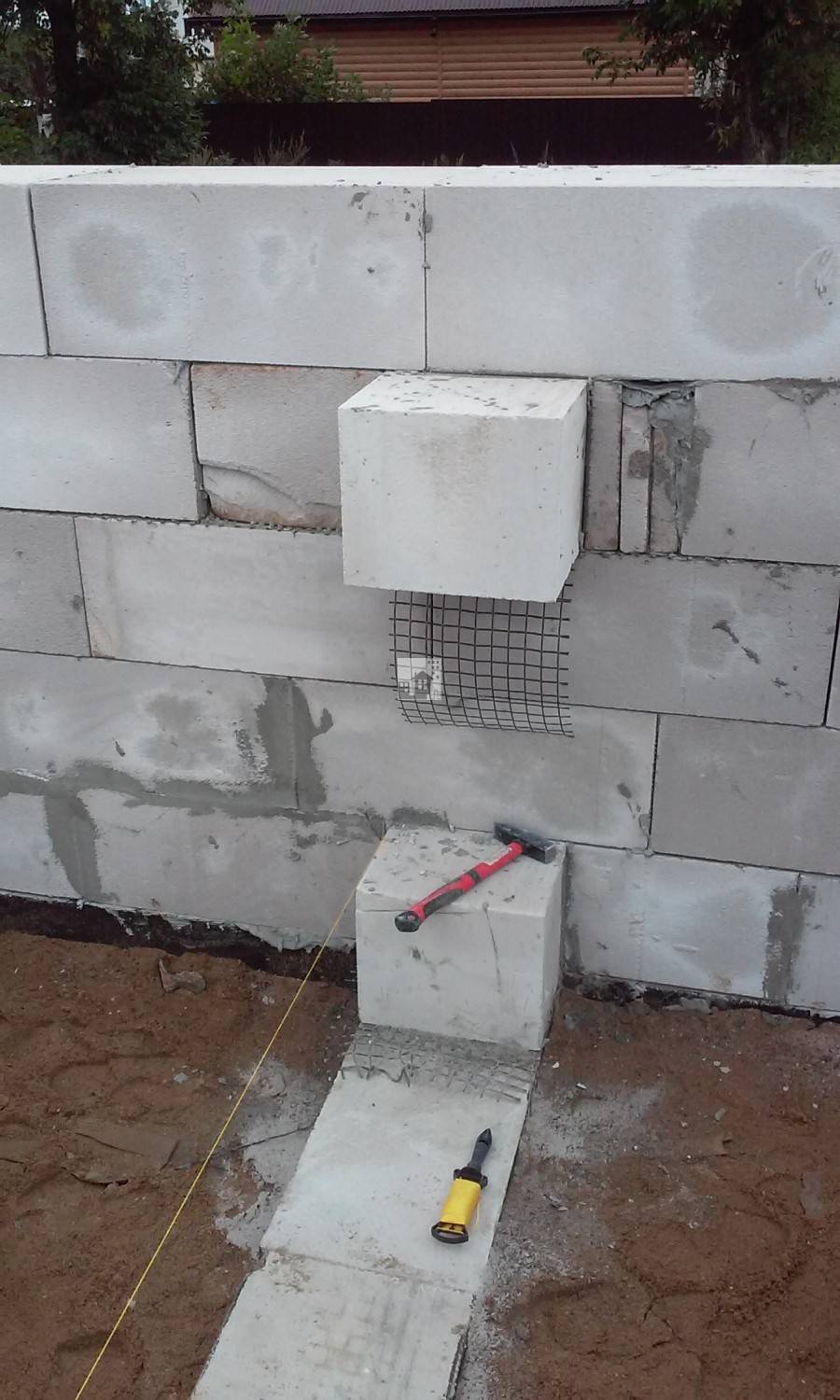 Как выполнять вертикальное армирование стен из газобетона