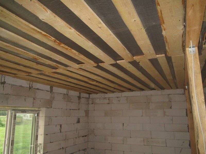 Устройство потолка в частном доме, в зависимости от его высоты, как сделать ремонт своими руками: фото и видео