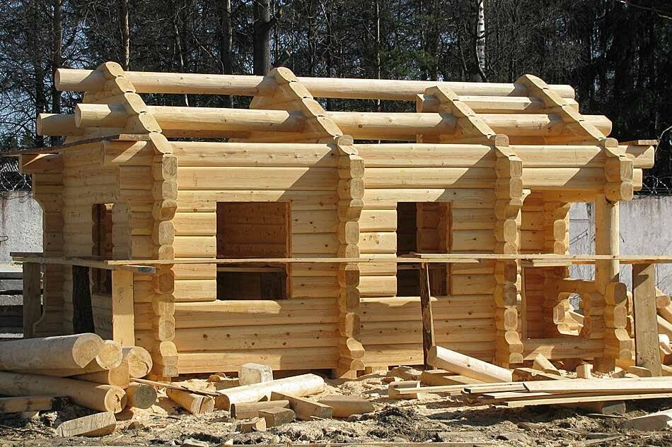 Дом из рубленного бревна: строительство деревянного сруба из строганного дерева ручной рубки