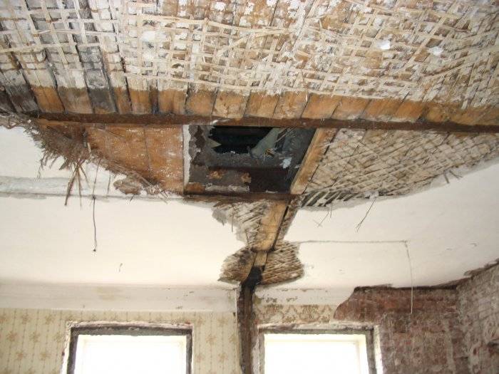 Ремонт потолка в сталинке с деревянными перекрытиями: в доме своими руками и замена
