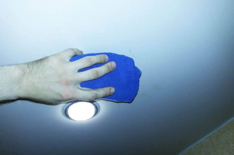 Как помыть натяжной потолок: какие особенности мытья натяжного потолка на кухне