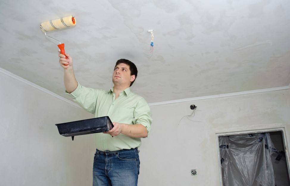Как побелить потолок ???? своими руками, какая побелка лучше: водоэмульсионная краска, известь или мел