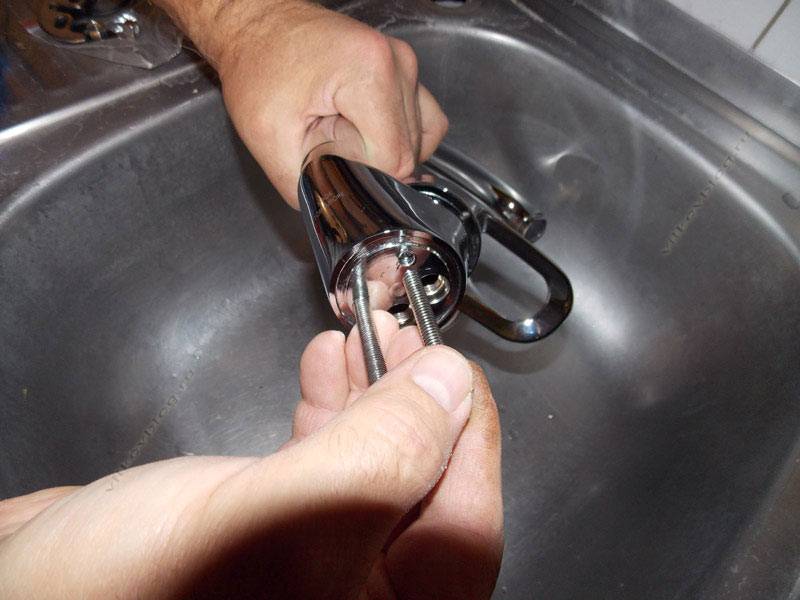 Как установить смеситель на кухне: процесс установки на мойку своими руками