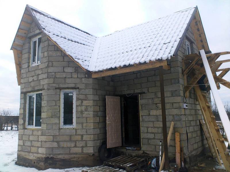 Надежный и крепкий дом из пеноблоков: этапы строительства