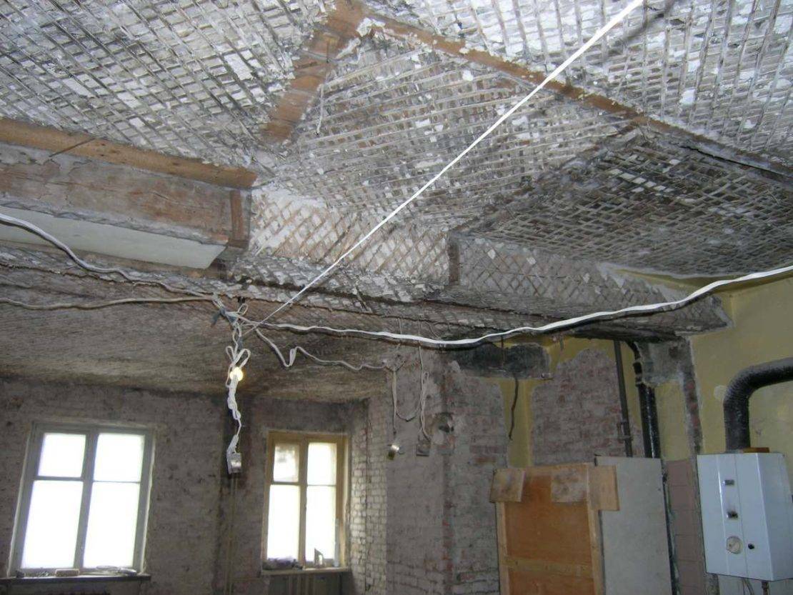 Как дешевле всего отремонтировать потолок из дранки в "сталинке"