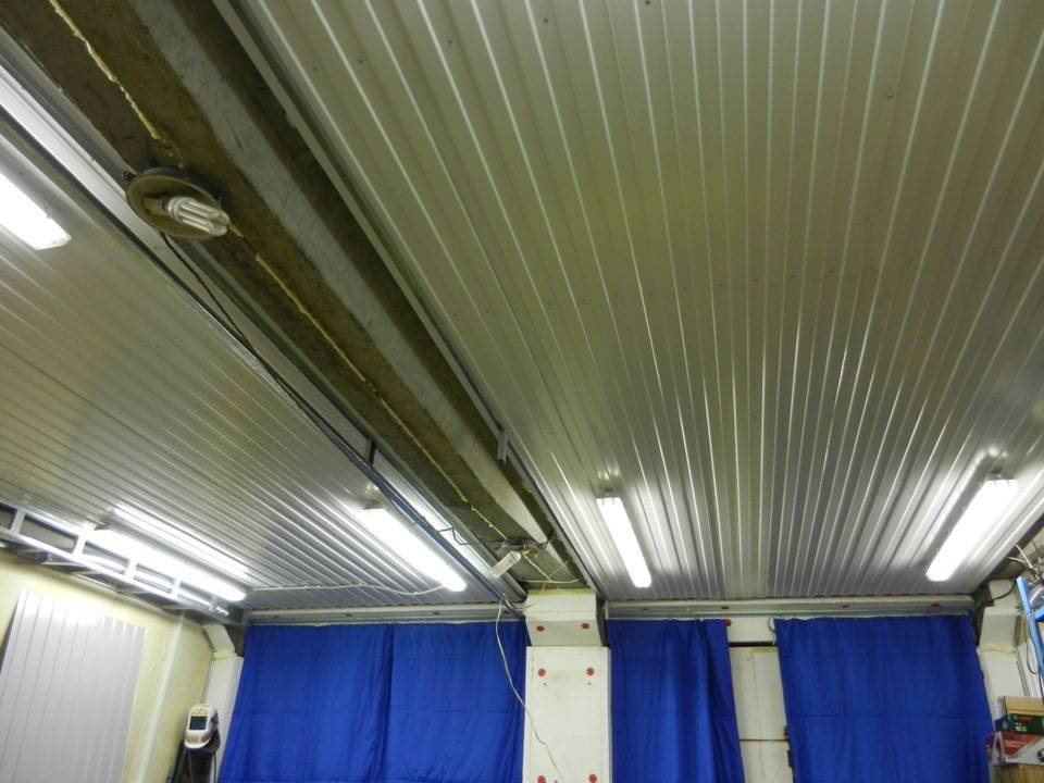 Потолок в гараже — чем его обшить дешево и красиво?