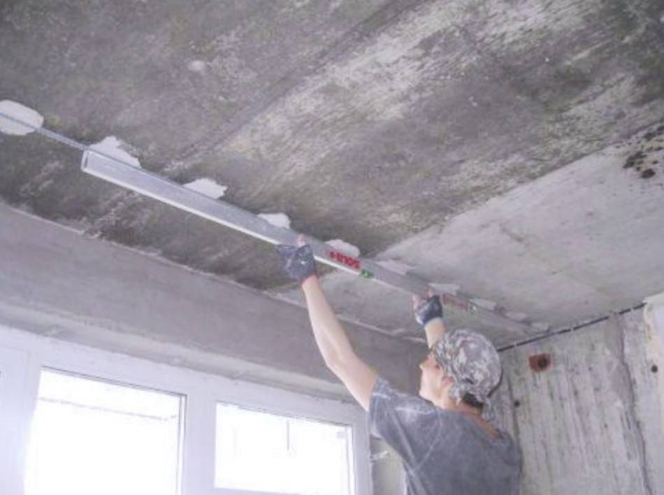 Как правильно оштукатурить потолок своими руками