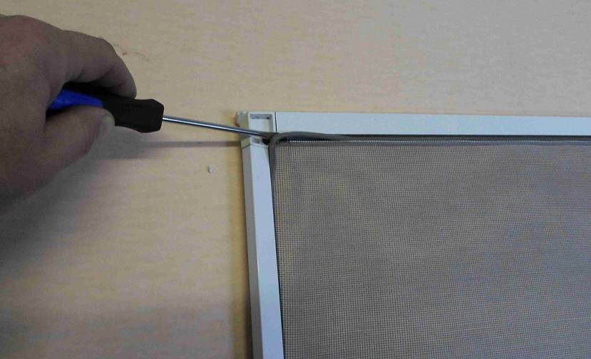 Как поставить москитную сетку на пластиковое окно