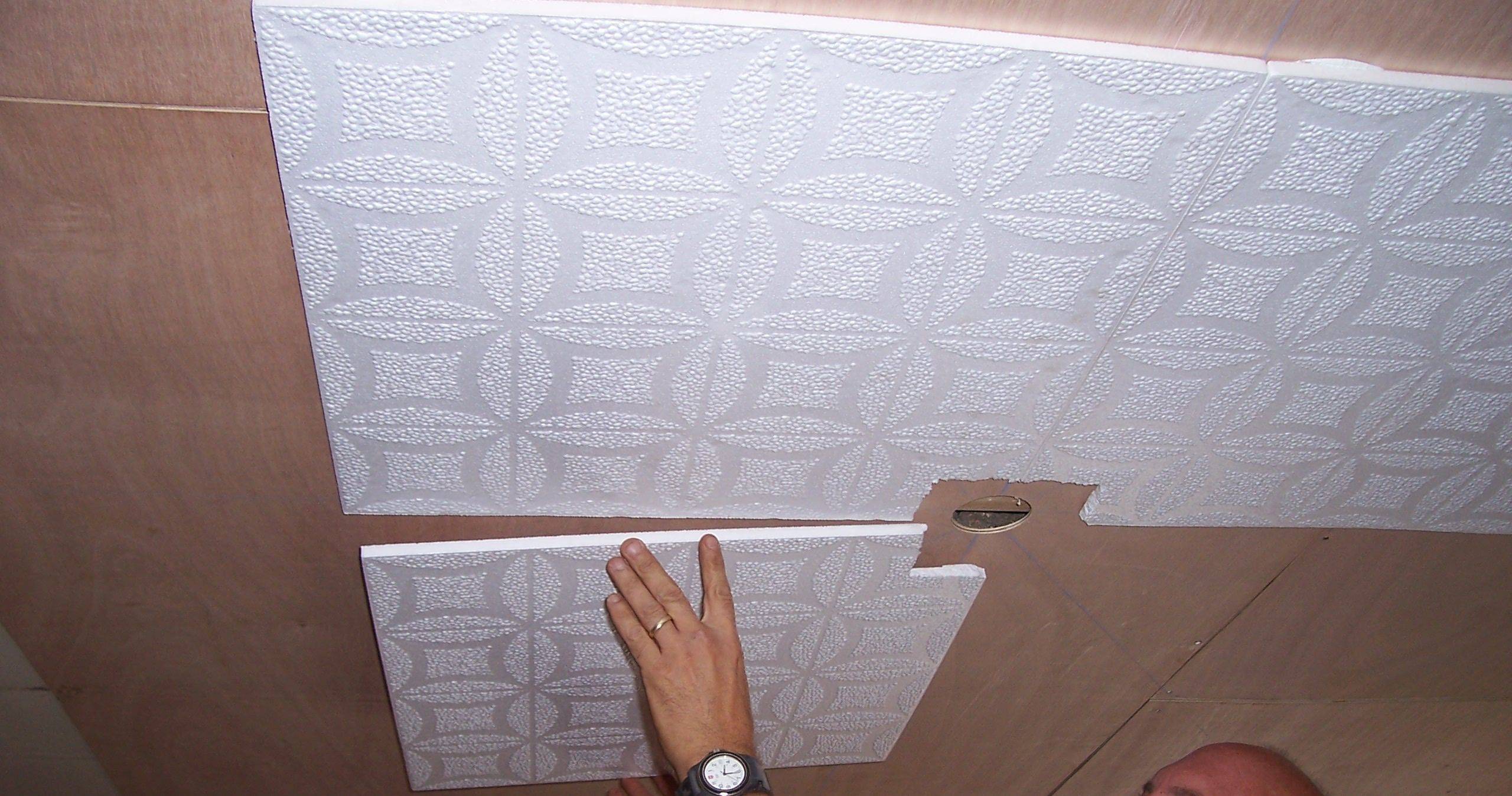 Как клеить плитку на потолок: способы, технологии