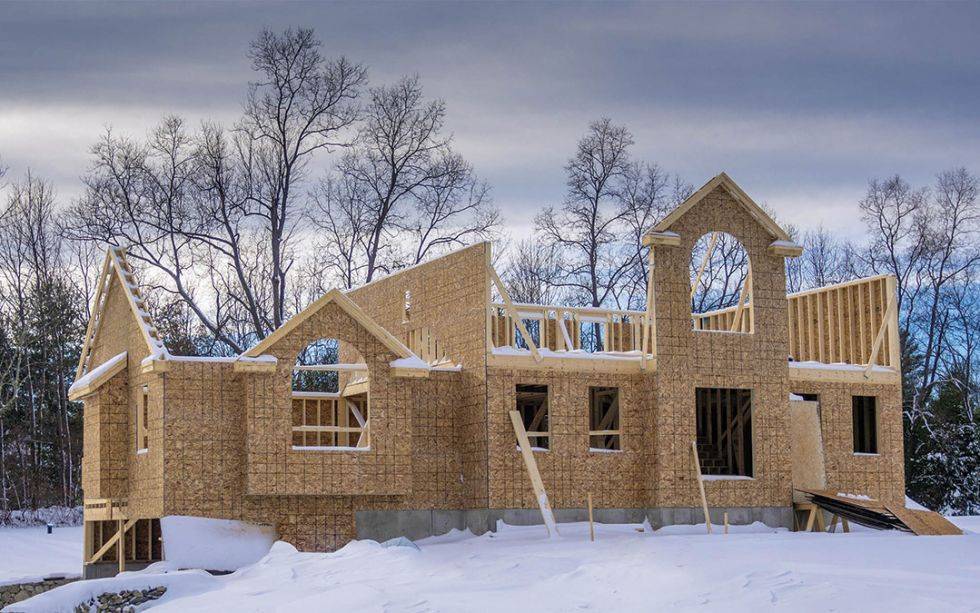 Можно ли строить дом зимой: особенности, плюсы и минусы