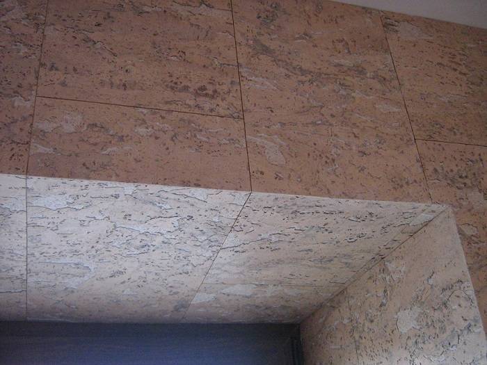 Виды потолочного пробкового покрытия и технология отделки плиткой