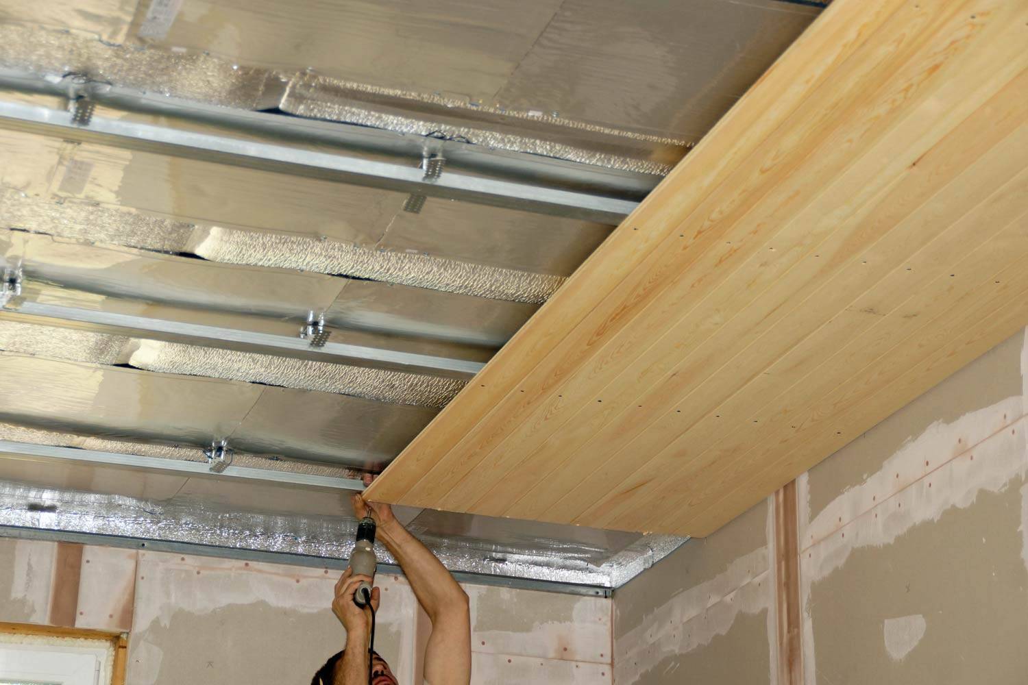 Как выровнять деревянный потолок