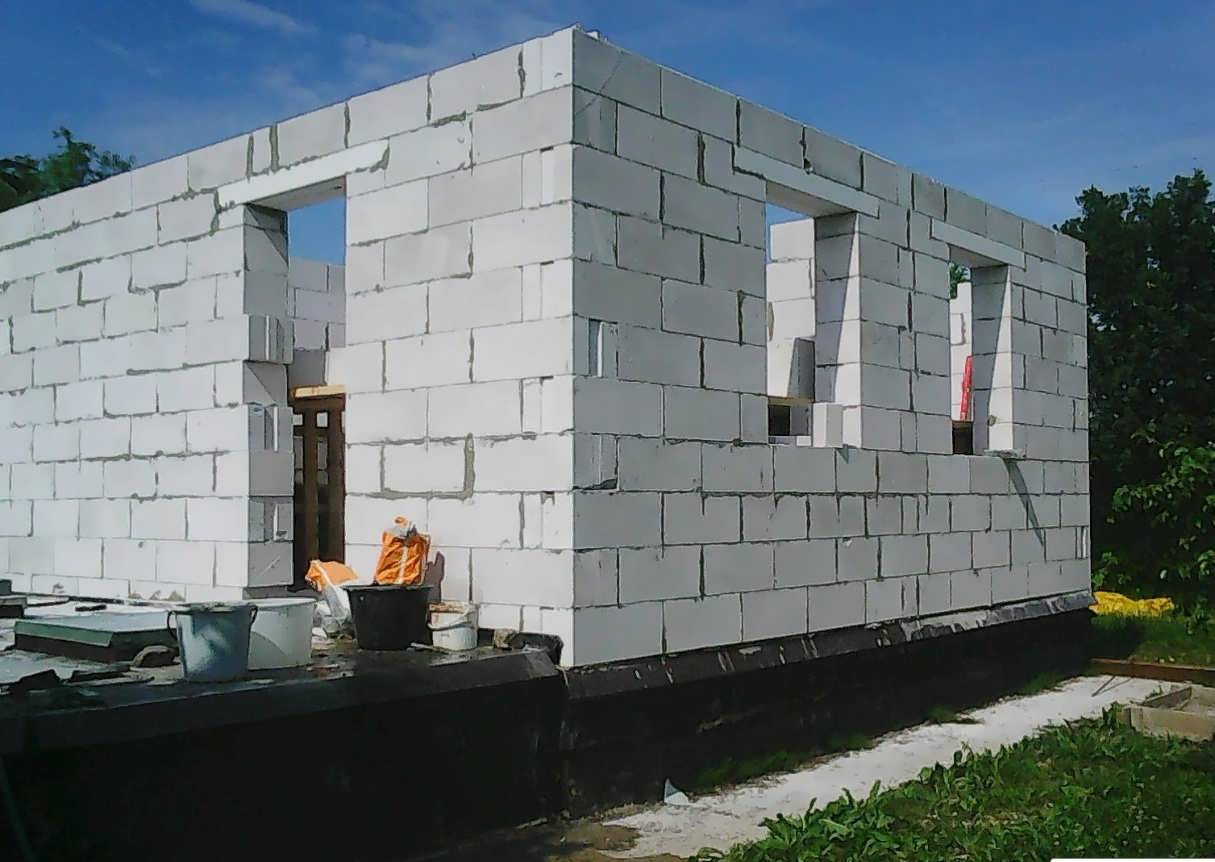 Рекомендации по самостоятельному строительству дома из газобетонных блоков — от фундамента до кровли