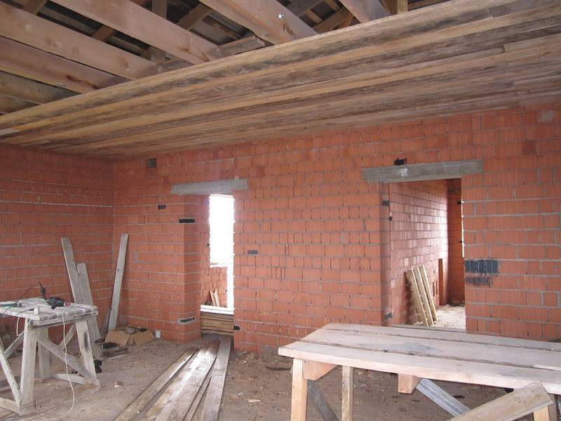 Черновой потолок по деревянным балкам: как правильно подшить доской в частном доме, черновая отделка потолка в деревянном доме, подшивка фанерой по балкам, как сделать