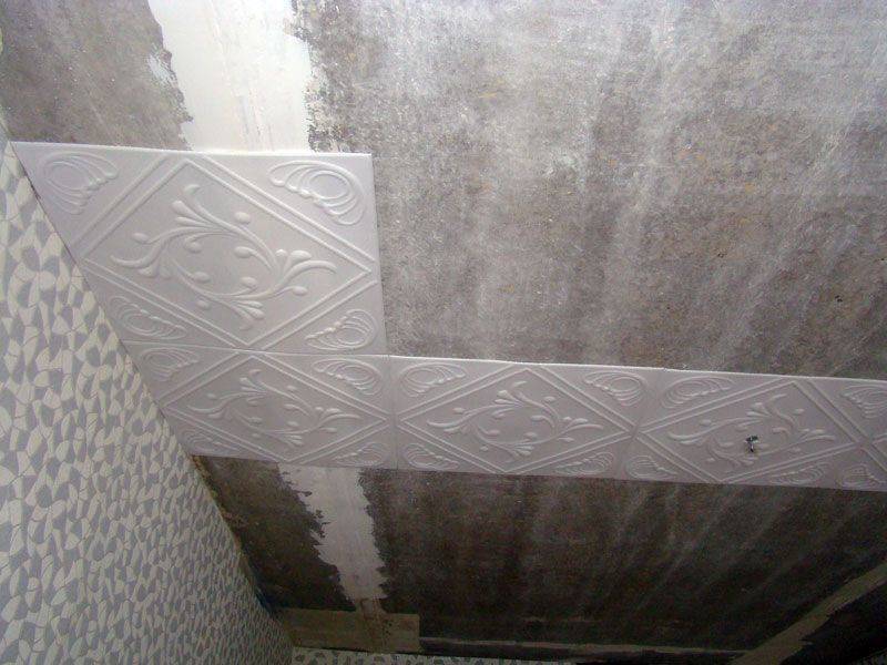 Наклеивание потолочной плитки – основные этапы работы