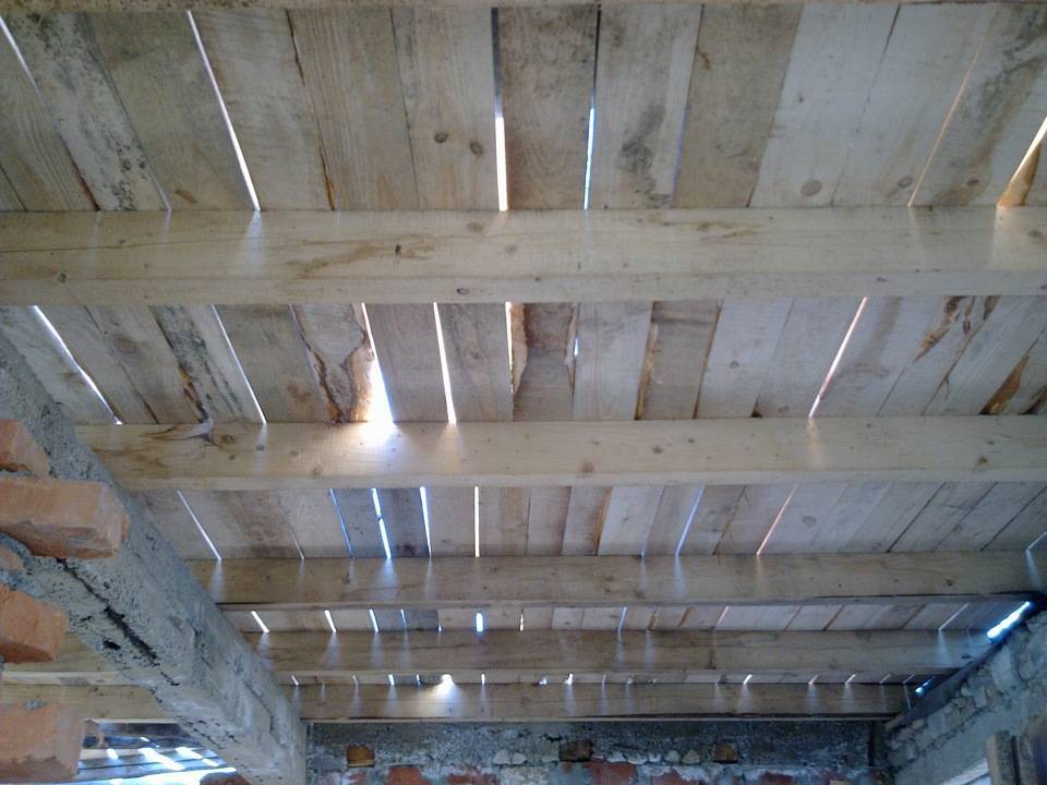 Ремонт потолка и виды потолочных покрытий в частном деревянном доме