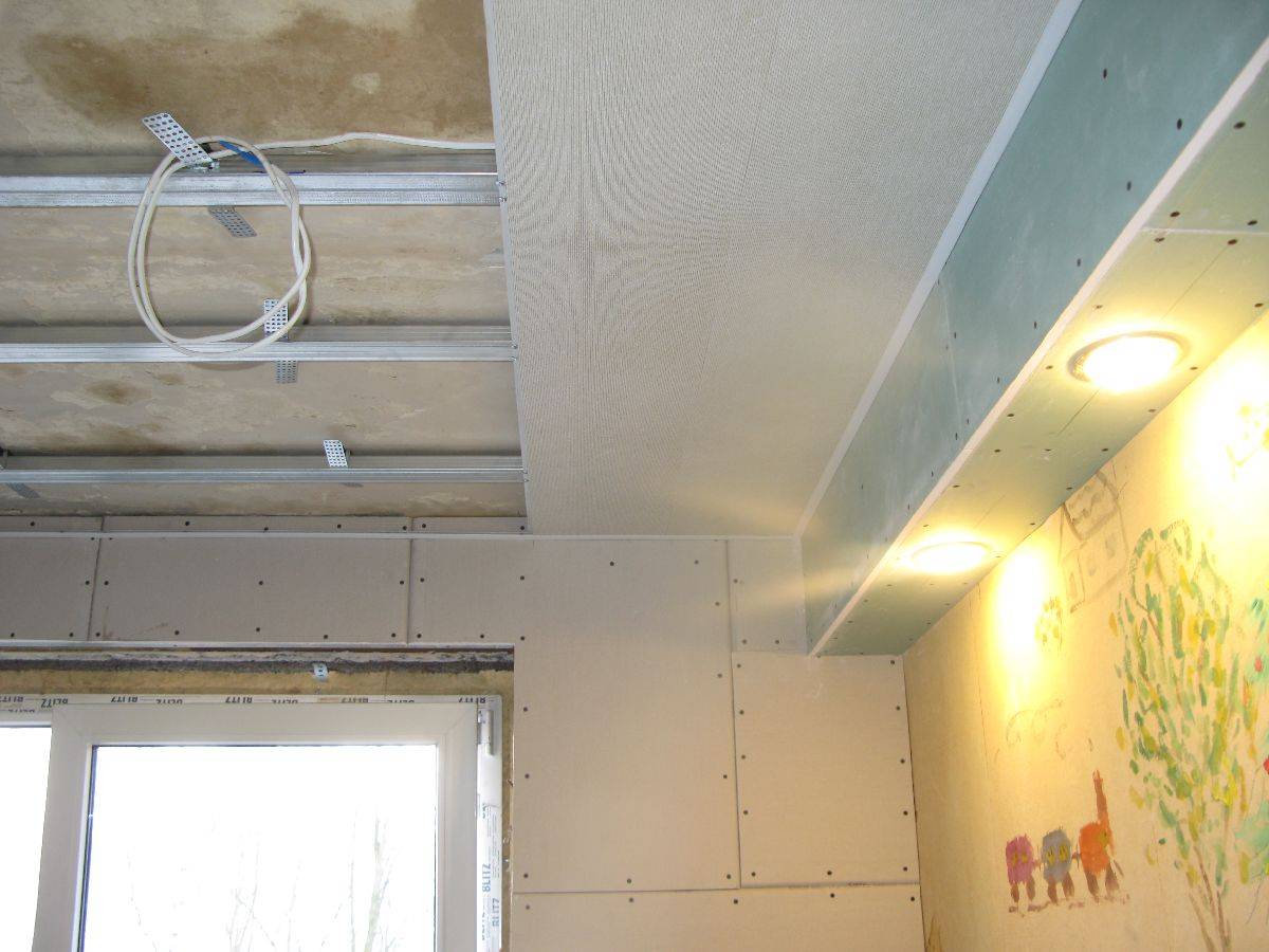 Монтаж пвх панелей на потолок (73 фото): как крепить и сделать из пластиковых панелей, отделка своими руками