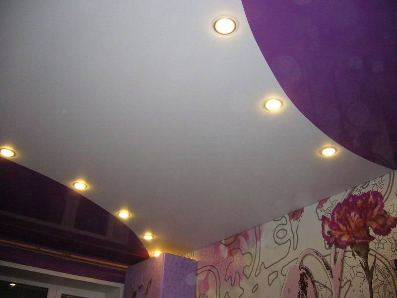 Спайка, дизайн и фото двухцветных натяжных потолков