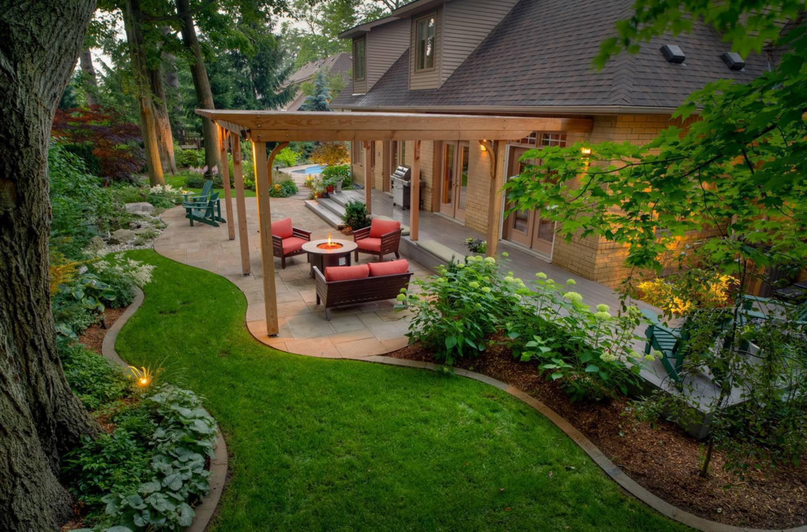 Как украсить двор частного дома своими руками: 10 лучших идей на фото
