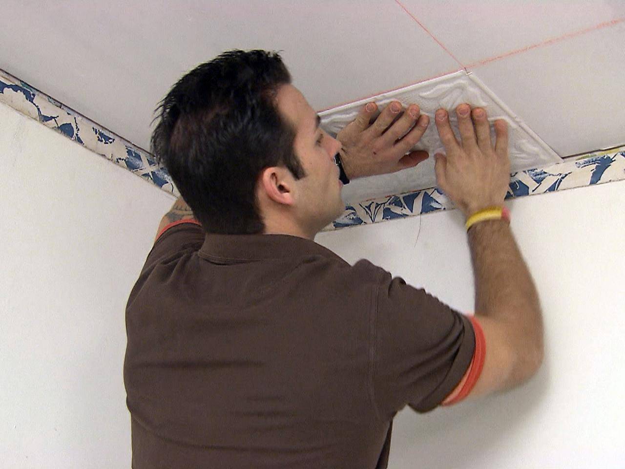 Как поклеить потолочную плитку на неровный потолок своими руками